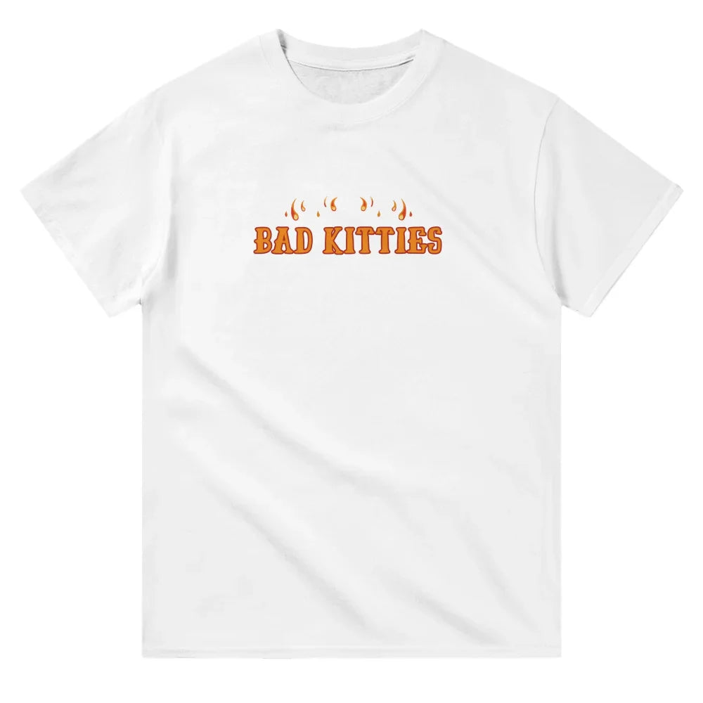 T-shirt blanc avec le texte ’BAD KITTIES’ et des empreintes de pattes de chat imprimés dessus.