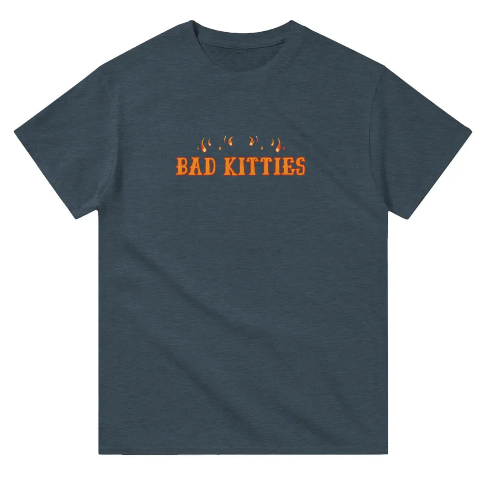 T-shirt gris foncé avec ’BAD KITTIES’ imprimé en orange et des empreintes de pattes de chat au-dessus.