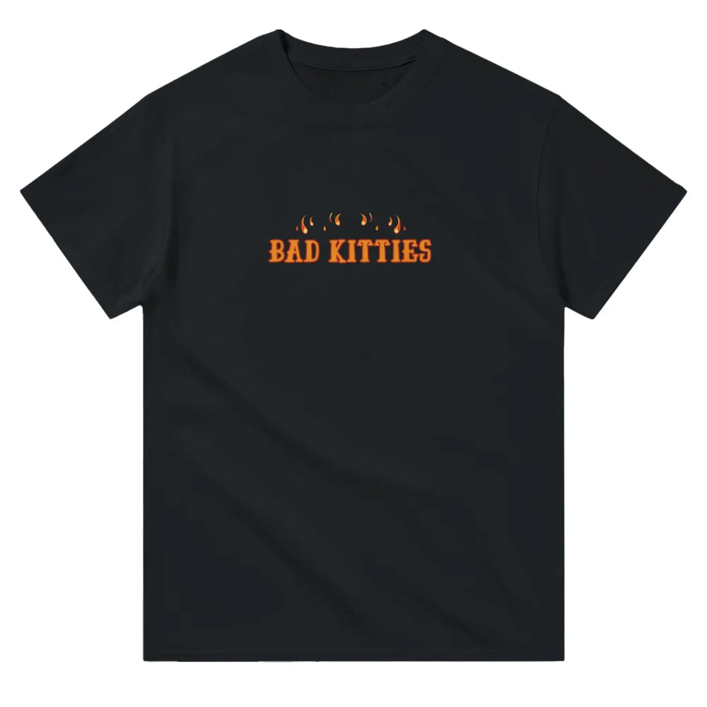 T-shirt noir avec ’BAD KITTIES’ imprimé en orange avec des accents en forme de flammes au-dessus des lettres.