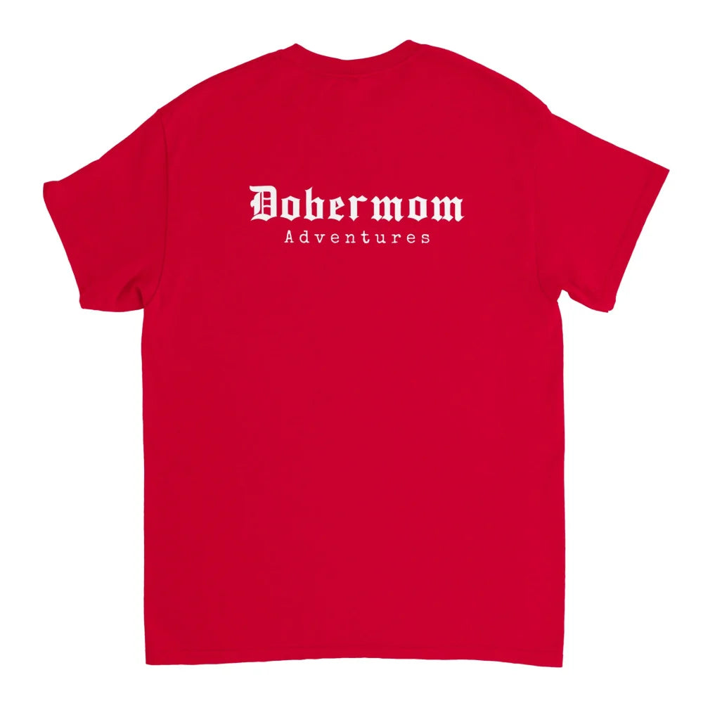 T-shirt rouge avec ’Dobermom Adventures’ imprimé au dos en texte blanc.