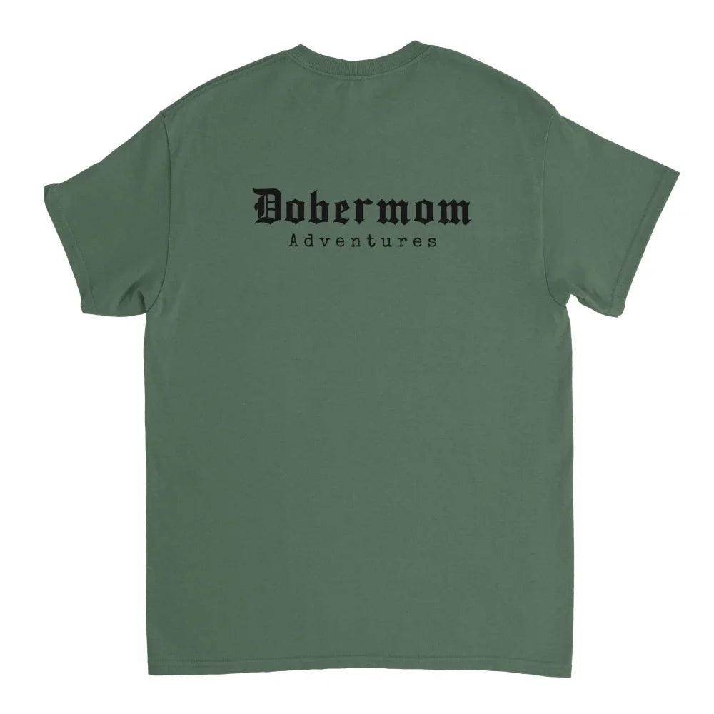 T-shirt vert avec ’Dobermom Adventures’ imprimé au dos en texte noir.