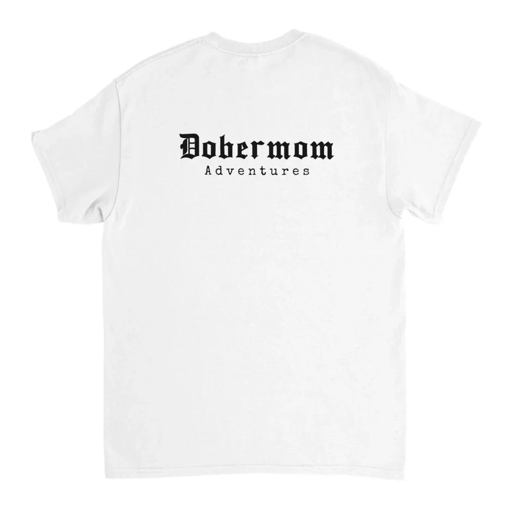 T-shirt blanc avec le texte ’Dobermom Adventures’ imprimé au dos.