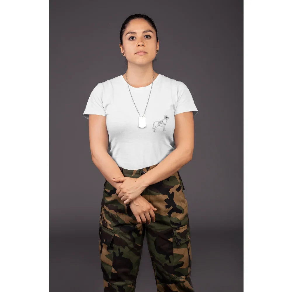 Femme portant un t-shirt blanc et un pantalon de camouflage.