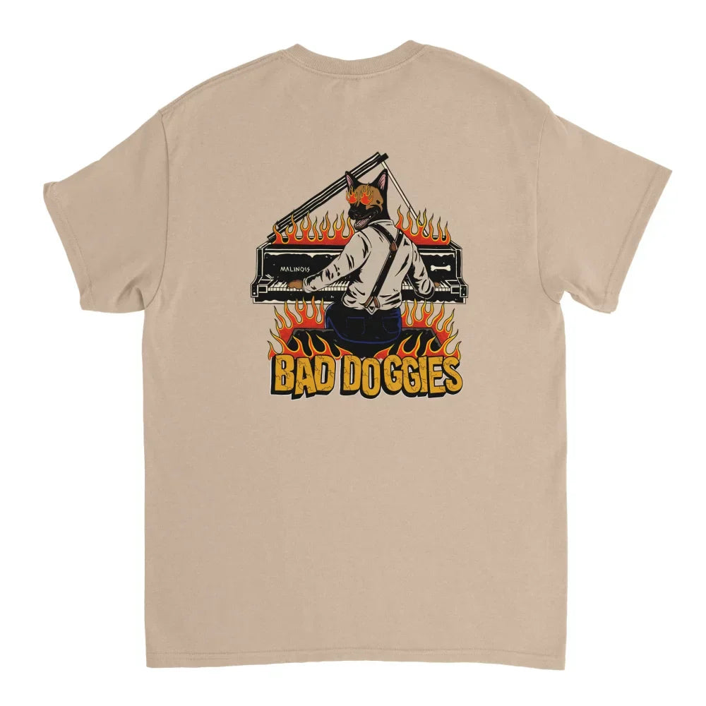 T-shirt beige avec un graphisme représentant un chien DJ entouré de flammes et le texte ’BAD DOGGIES’.