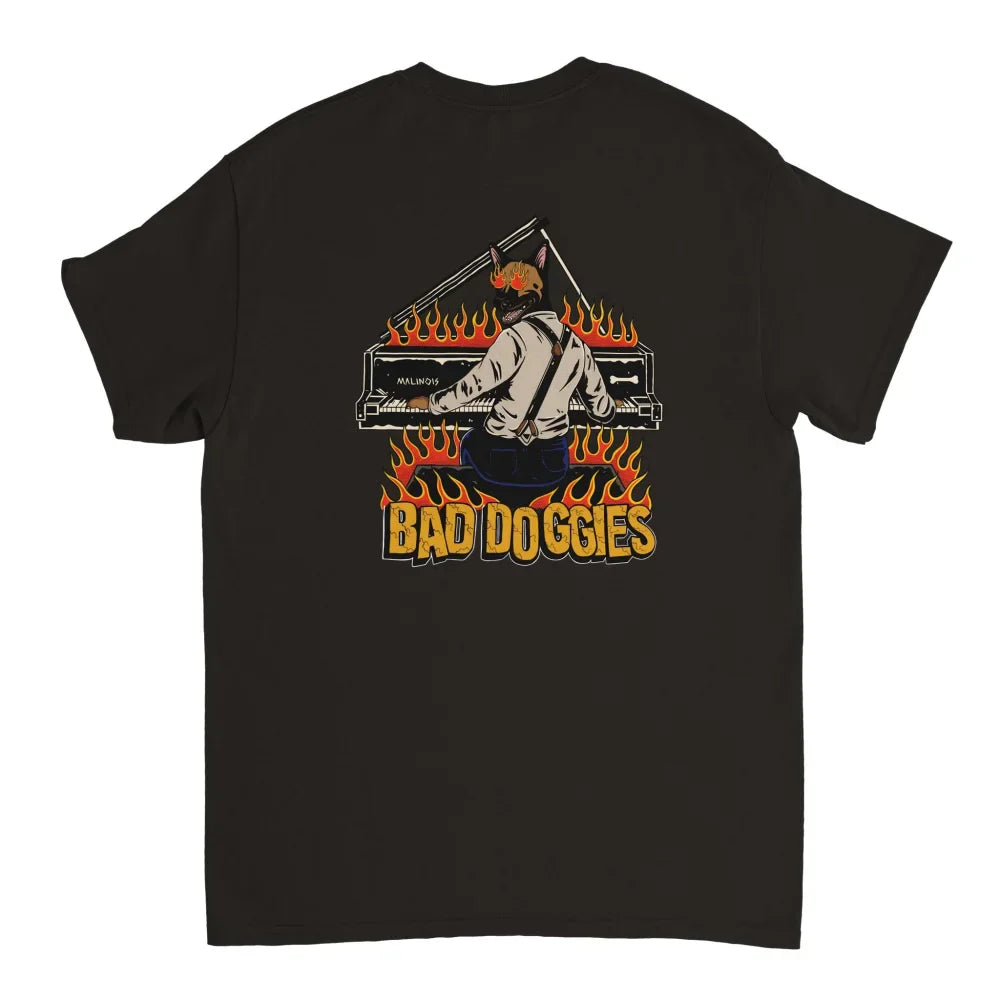 T-shirt noir avec un graphisme représentant un poing, des flammes et le texte ’BAD DOGGIES’.