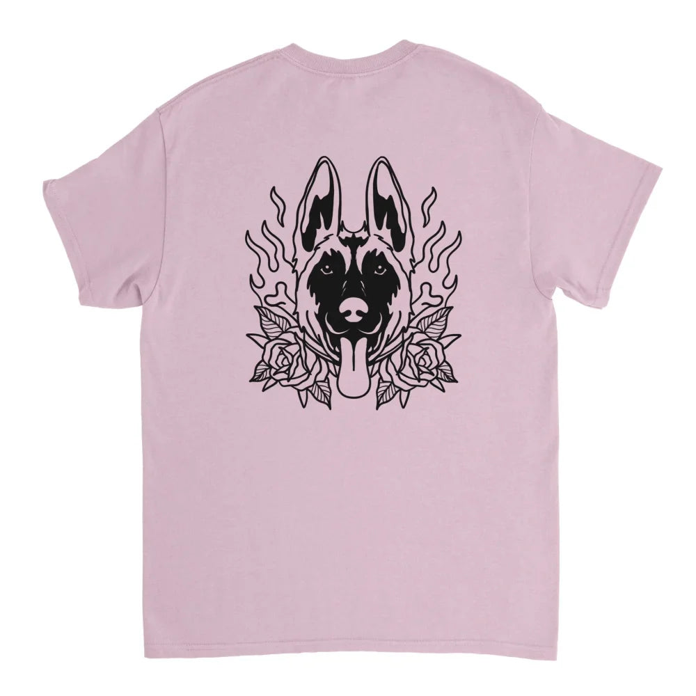 T-shirt rose avec un graphisme noir représentant le visage d’un berger allemand entouré de flammes et de fleurs dans le dos.