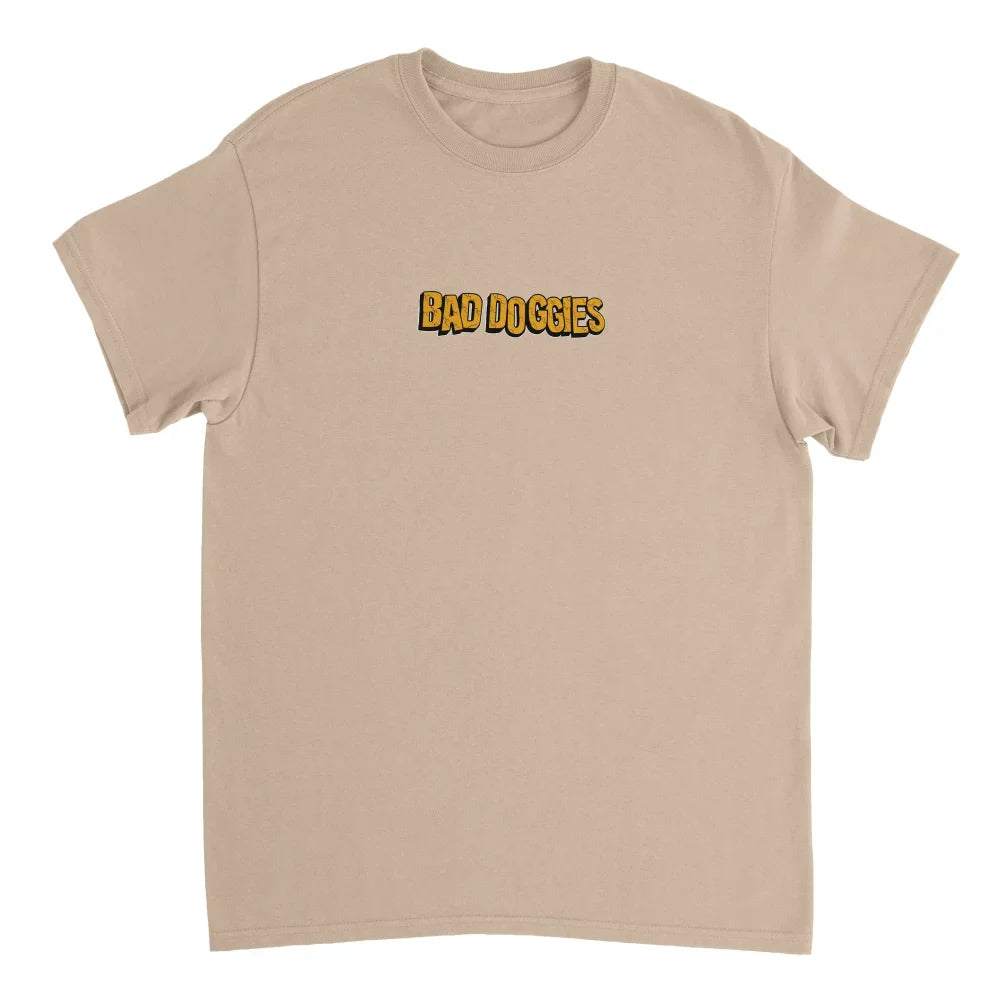 T-shirt beige avec ’BAD CHOICES’ imprimé en jaune et noir sur la poitrine.