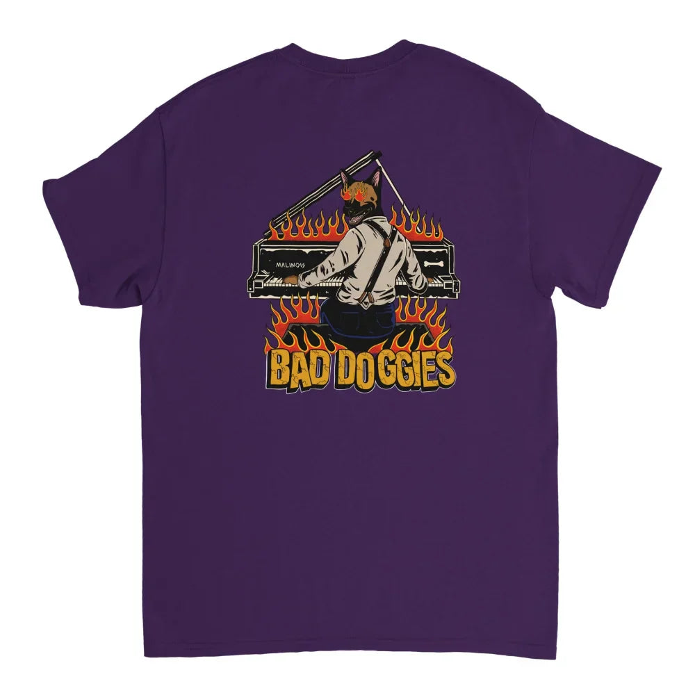 T-shirt violet avec un graphisme représentant une platine de DJ entourée de flammes et le texte ’BAD DOGGIES’.