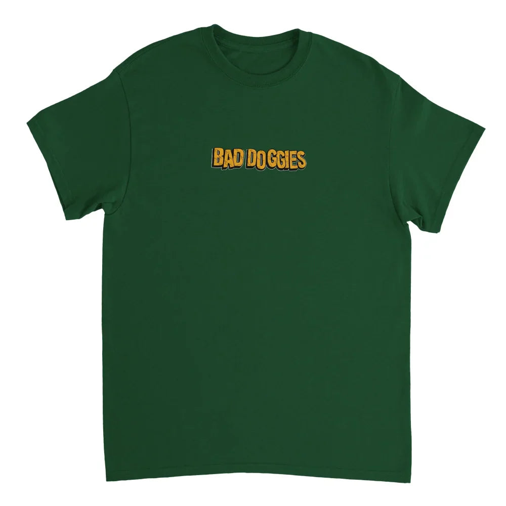 T-shirt vert avec ’BAD DOGGIES’ imprimé sur la poitrine en lettres jaunes et orange.