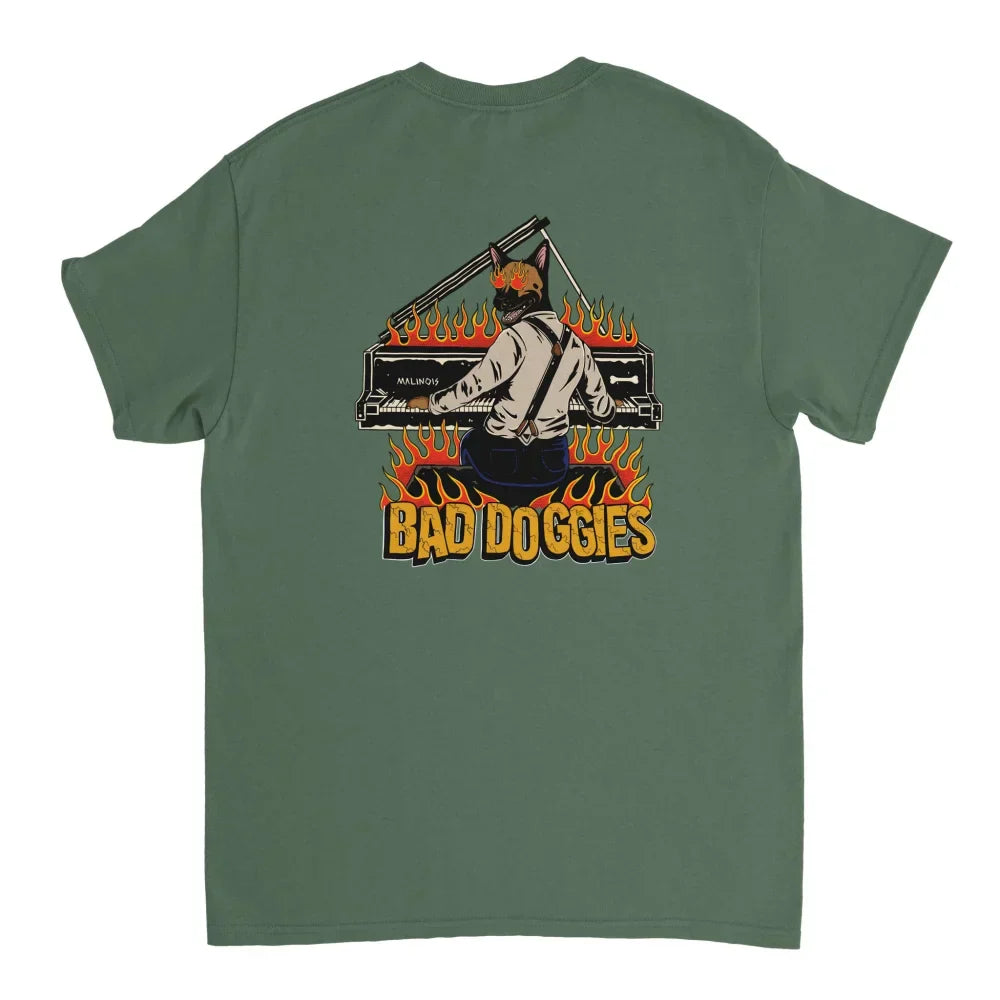 T-shirt vert avec un motif graphique représentant un personnage de bande dessinée et des flammes dans le dos.