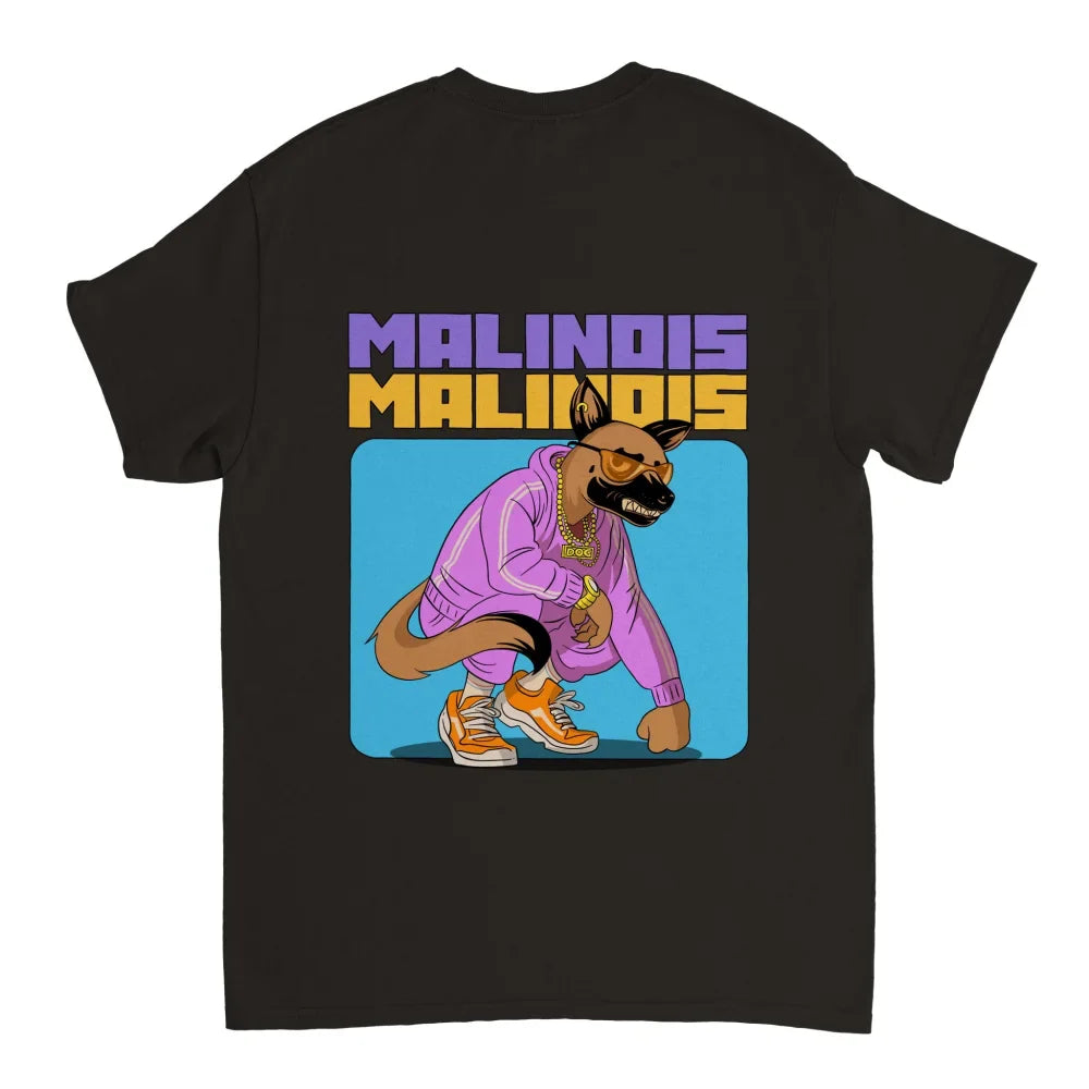 T-shirt noir représentant un chien malinois de dessin animé portant une veste violette et des baskets, avec le texte ’MALINOIS’ répété au-dessus en violet et jaune.