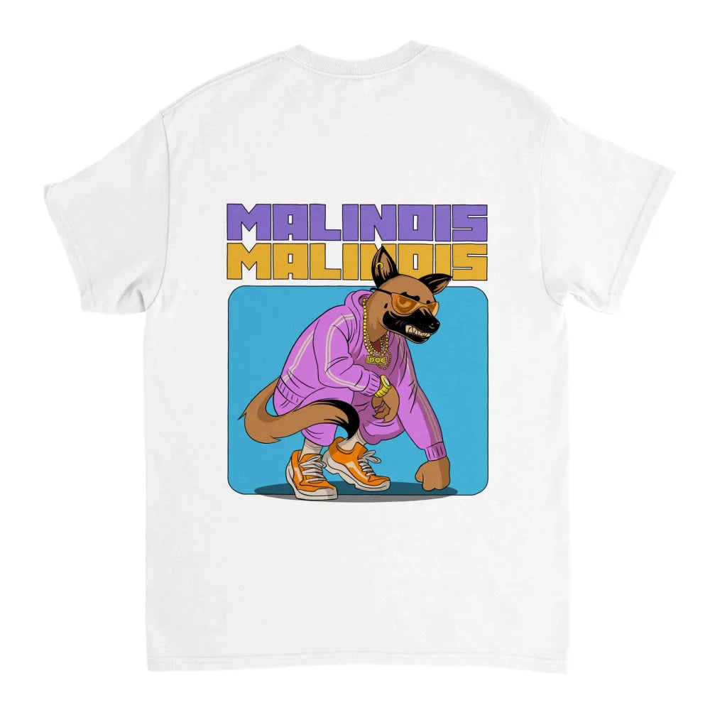 T-shirt blanc à l’effigie d’un chien malinois belge de dessin animé portant une veste violette et des baskets.