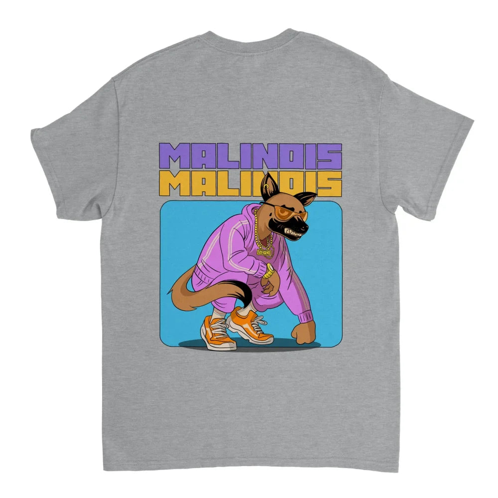 T-shirt gris à l’effigie d’un chien malinois de bande dessinée portant une veste violette et des baskets.