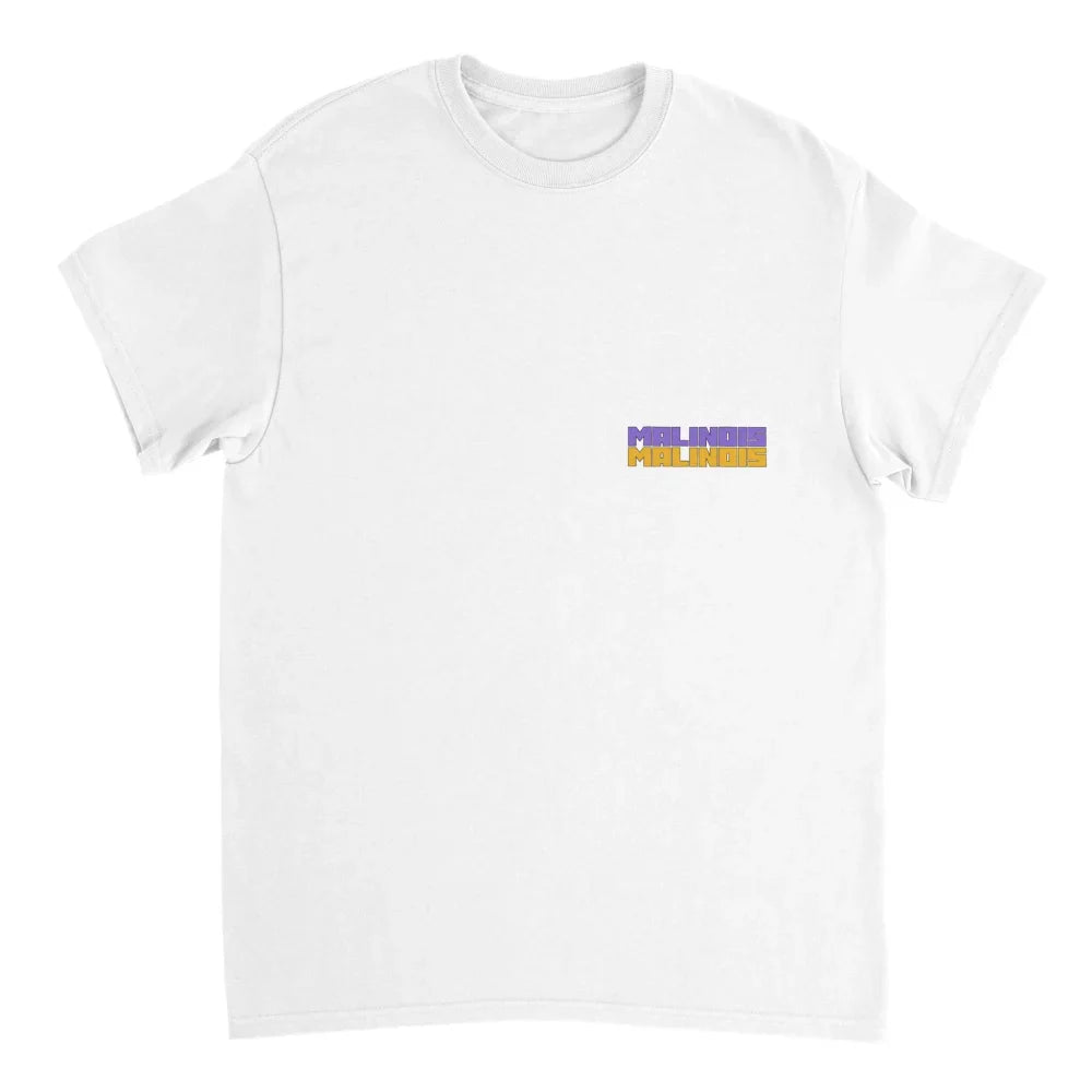 T-shirt blanc avec un petit graphique rectangulaire sur la poitrine.