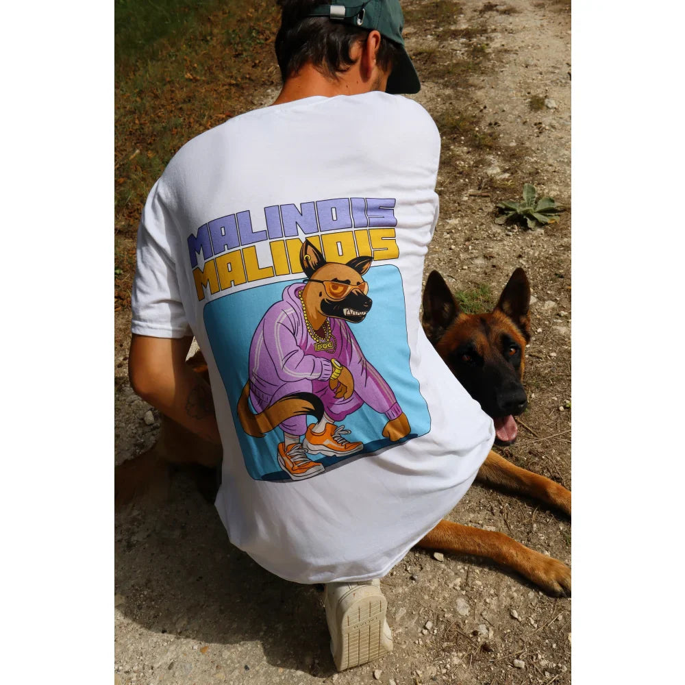 T-shirt blanc avec un personnage de bande dessinée coloré au dos.