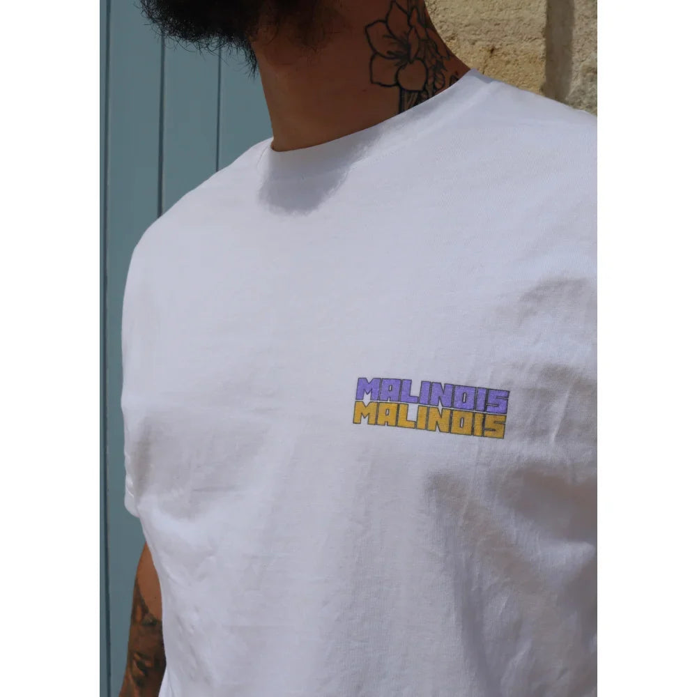 T-shirt blanc avec texte coloré ’Melanie’ imprimé sur la poitrine.