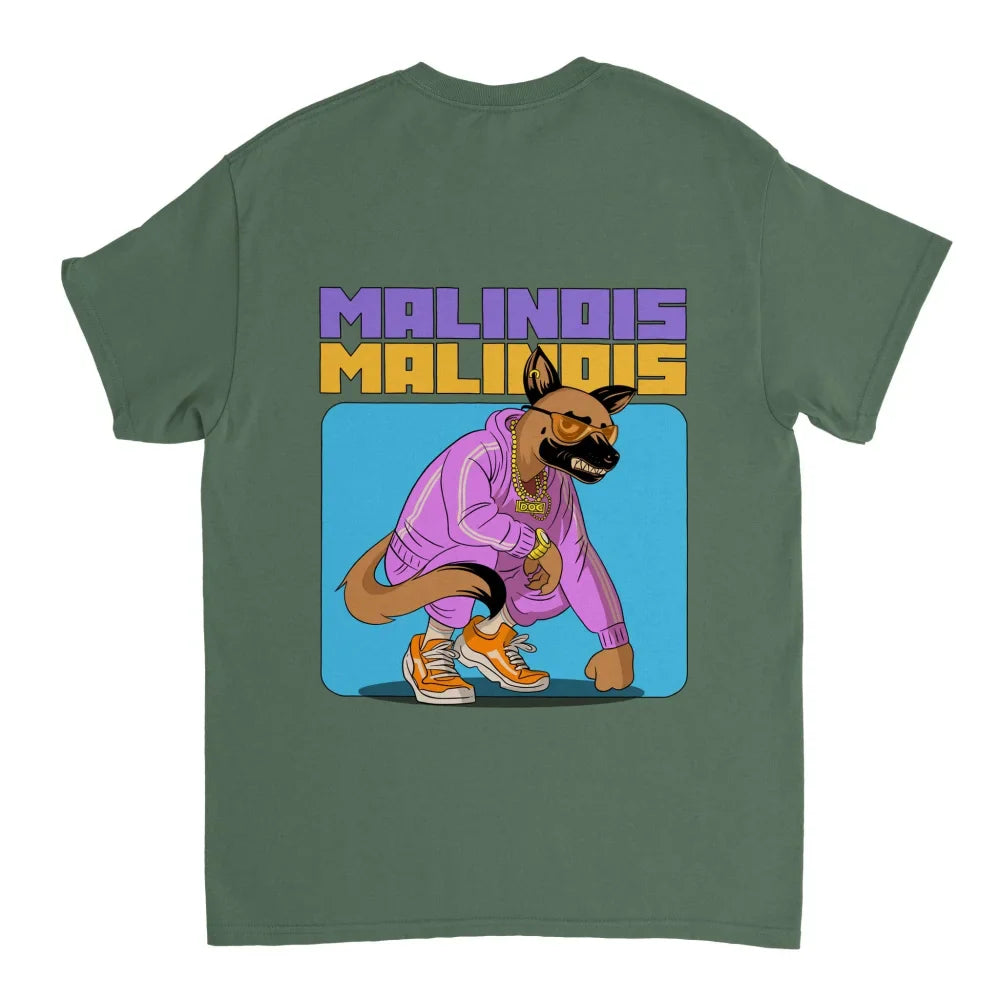 T-shirt vert à l’effigie d’un chien malinois de dessin animé portant une tenue violette et des baskets.