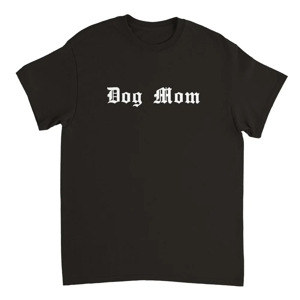 T-shirt noir avec ’Dog Mom’ imprimé en lettres blanches de style gothique sur le devant.