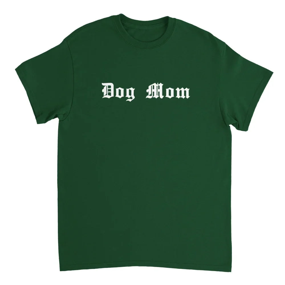 T-shirt vert avec ’Dog Mom’ imprimé en lettres blanches de style gothique sur le devant.