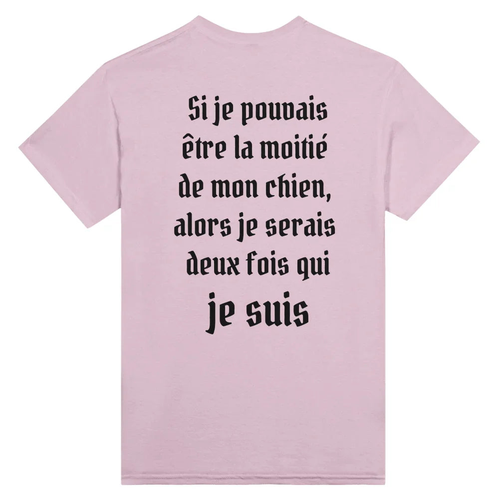 T-shirt rose avec texte en français imprimé au dos.