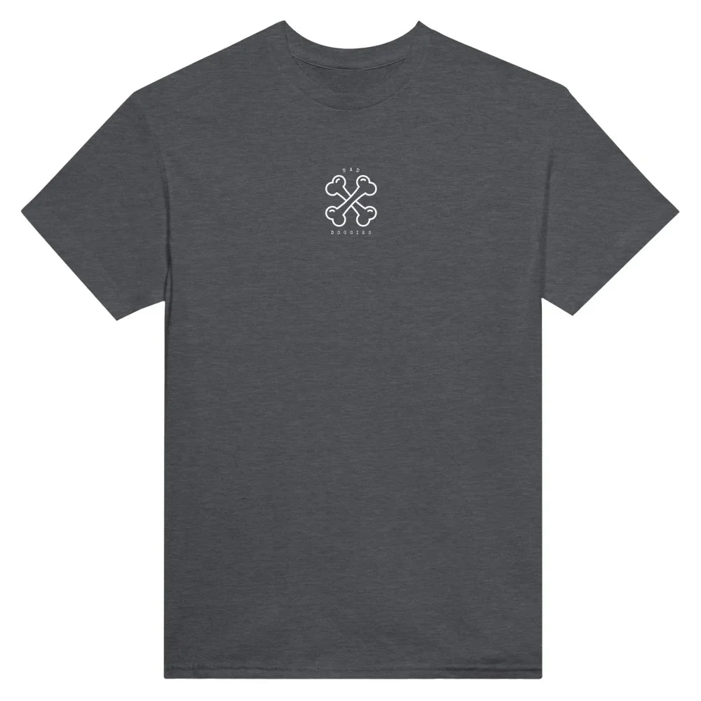 T-shirt gris foncé avec un petit logo blanc en forme de trèfle sur la poitrine.