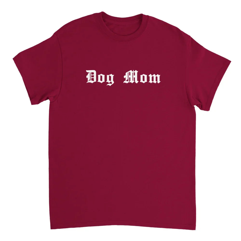 T-shirt bourgogne avec ’Dog Mom’ imprimé en lettres blanches de style gothique sur le devant.