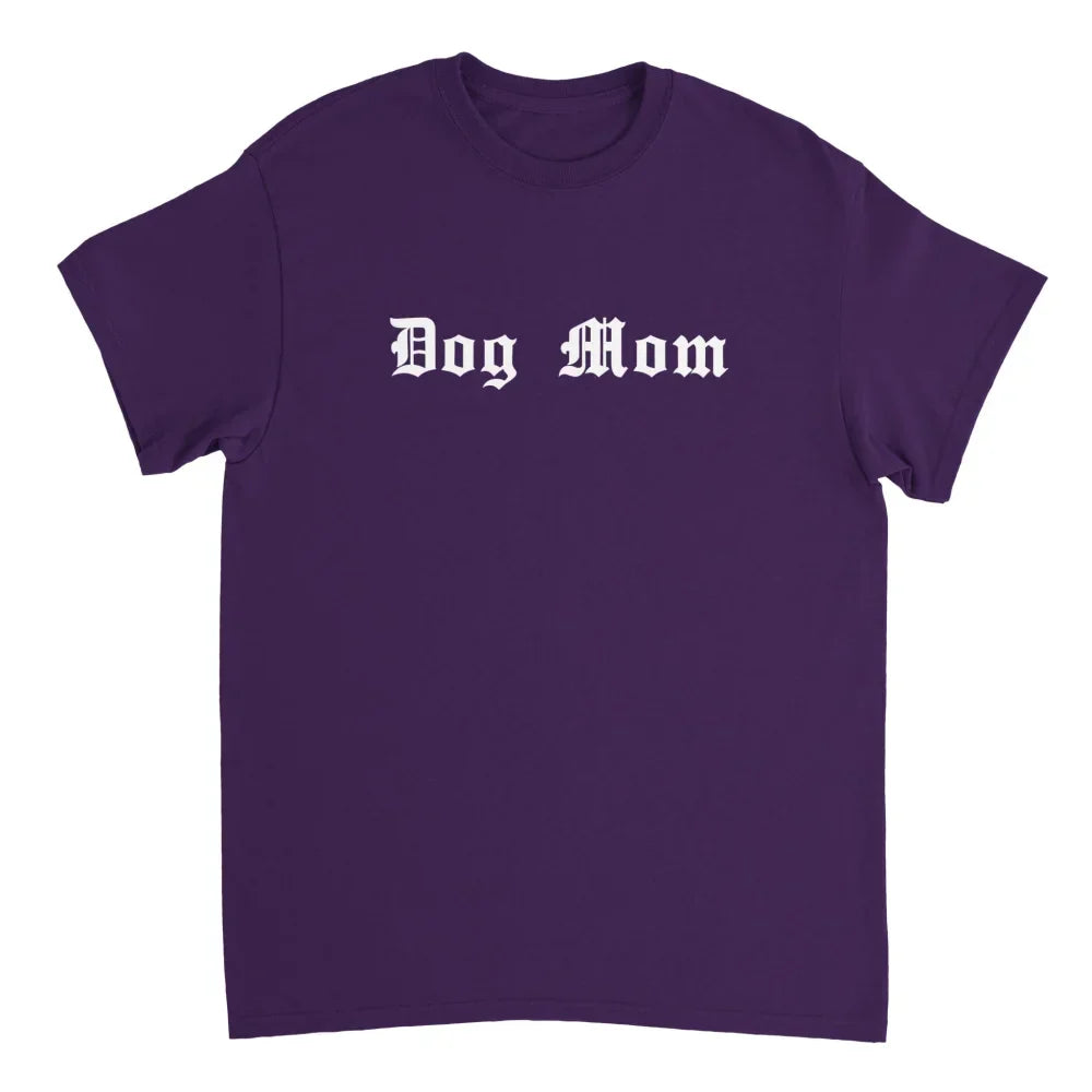 T-shirt violet avec texte ’Dog Mom’ imprimé en lettres gothiques blanches sur le devant.