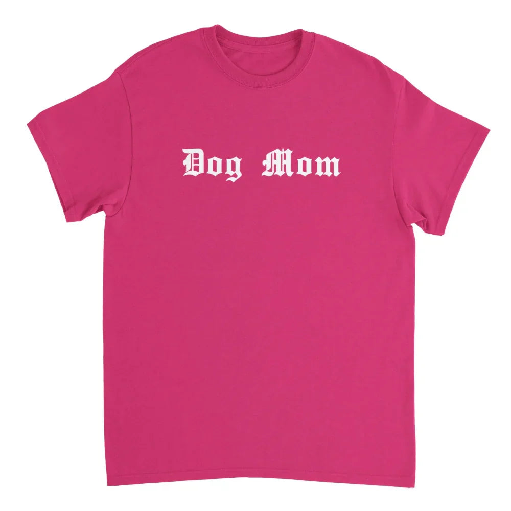 T-shirt rose vif avec ’Dog Mom’ imprimé en lettres blanches de style gothique sur le devant.