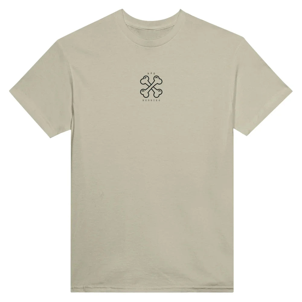 T-shirt beige avec un petit logo en forme de trèfle sur la poitrine.