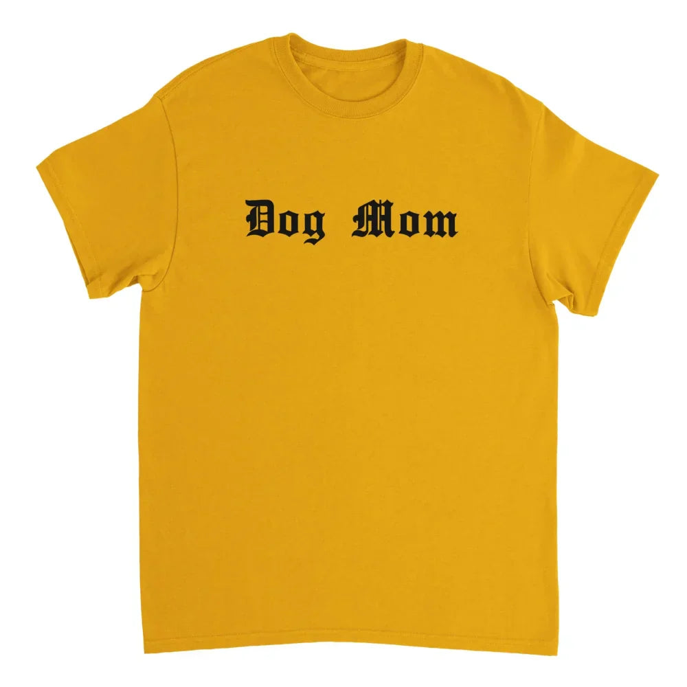 T-shirt jaune avec ’Dog Mom’ imprimé en lettres noires de style gothique sur le devant.