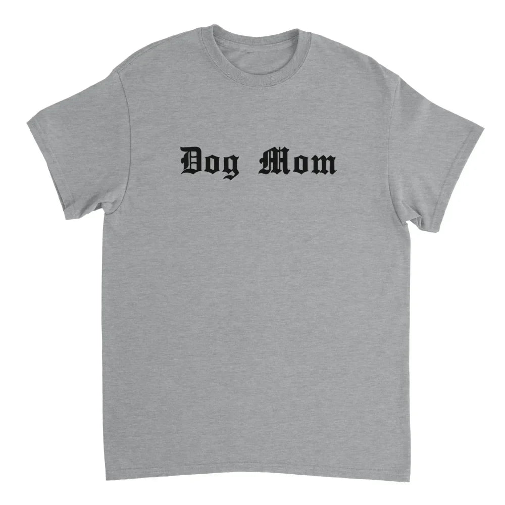 T-shirt gris avec ’Dog Mom’ imprimé en lettres noires de style gothique sur le devant.