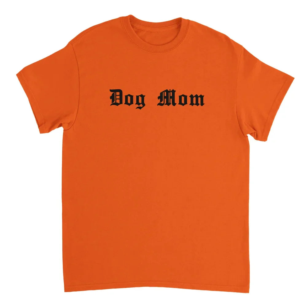 T-shirt orange avec ’Dog Mom’ imprimé en style gothique noir sur le devant.