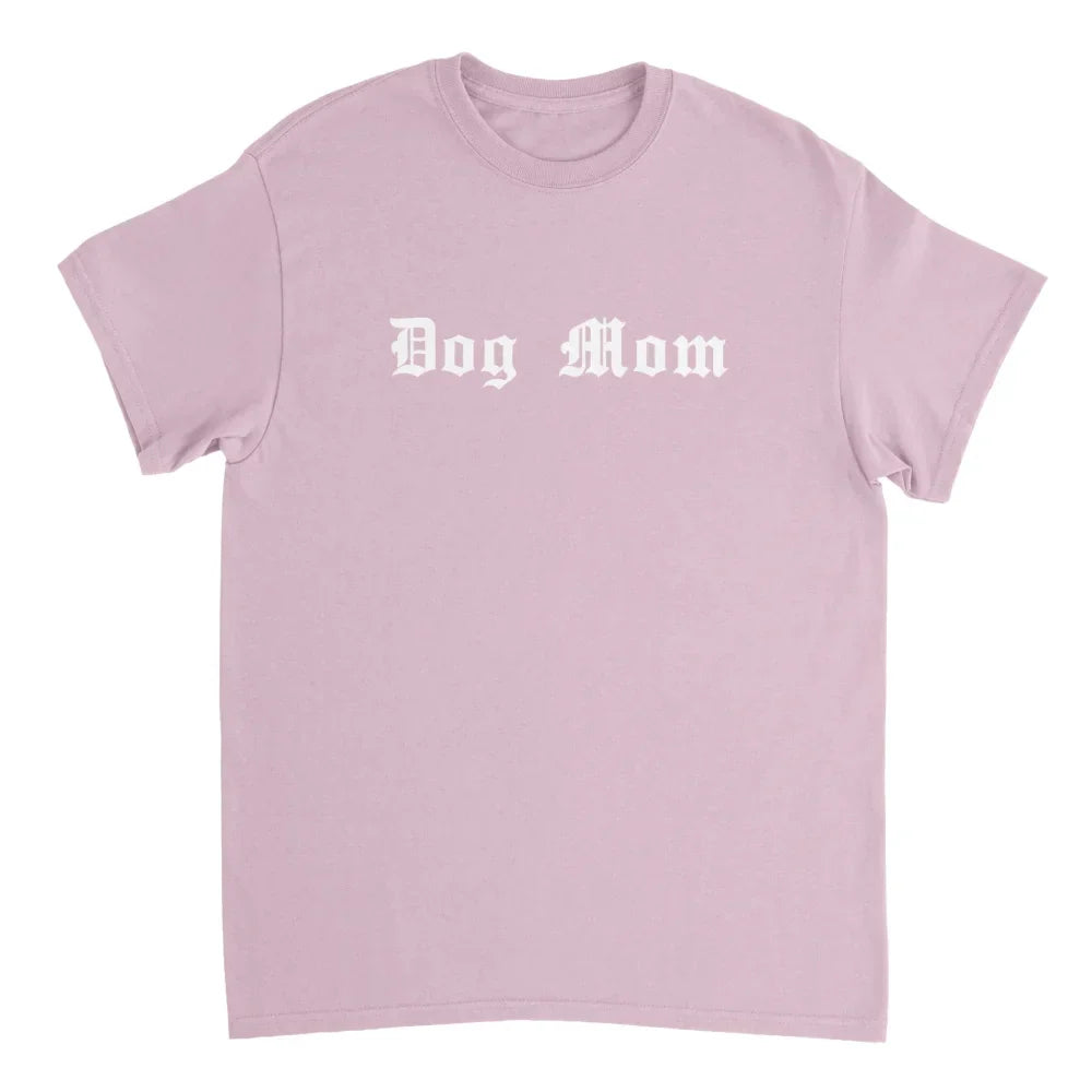 T-shirt rose pâle avec le texte ’Boy Mom’ imprimé en lettres blanches de style gothique sur le devant.