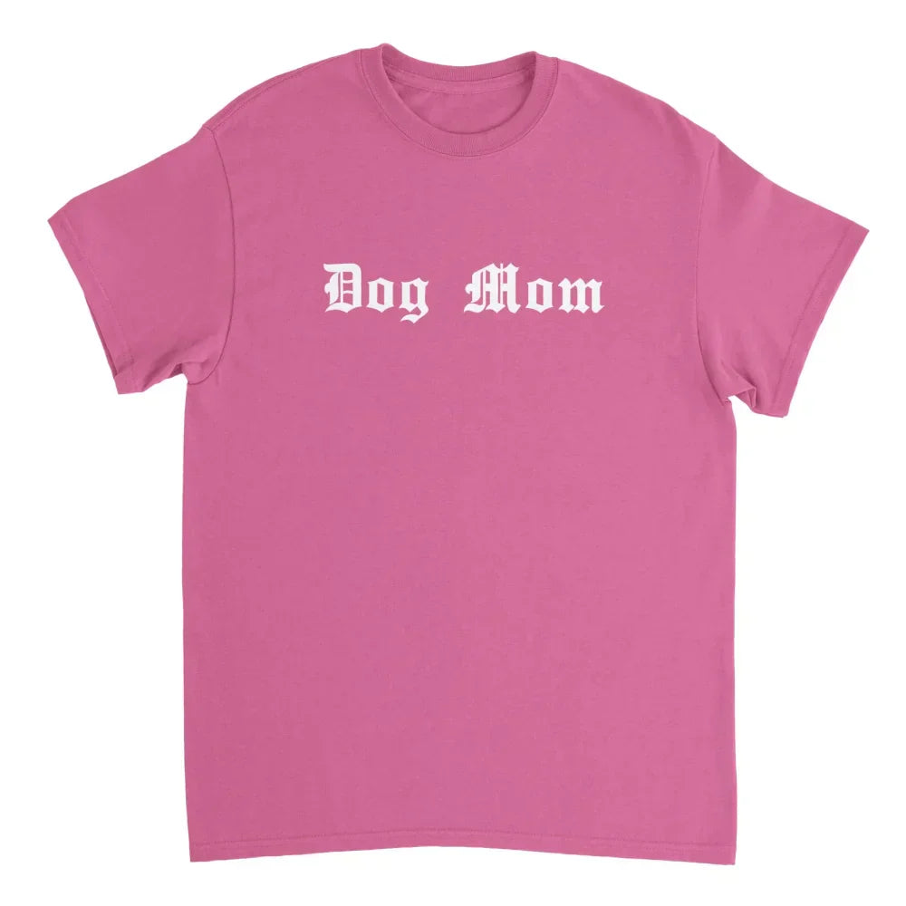 T-shirt rose avec texte ’Dog Mom’ imprimé en lettres blanches de style gothique sur le devant.