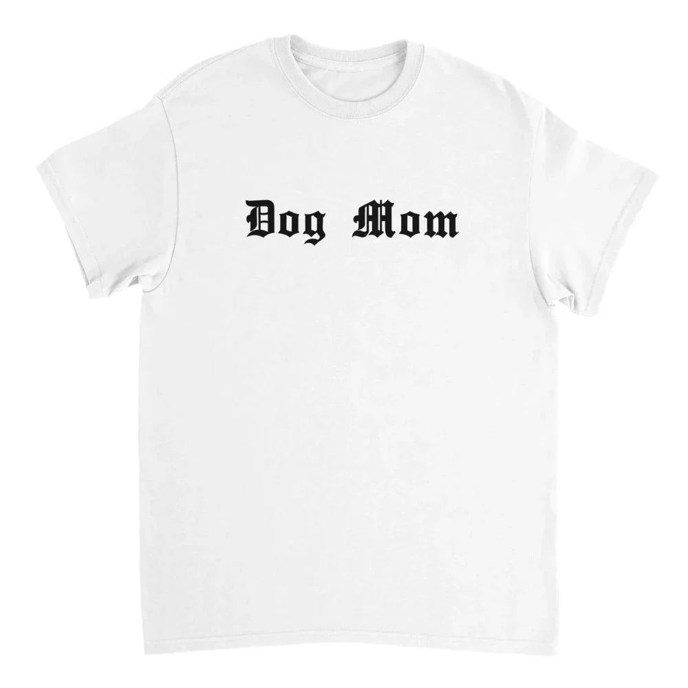 T-shirt blanc avec ’Dog Mom’ imprimé en lettres noires de style gothique sur le devant.