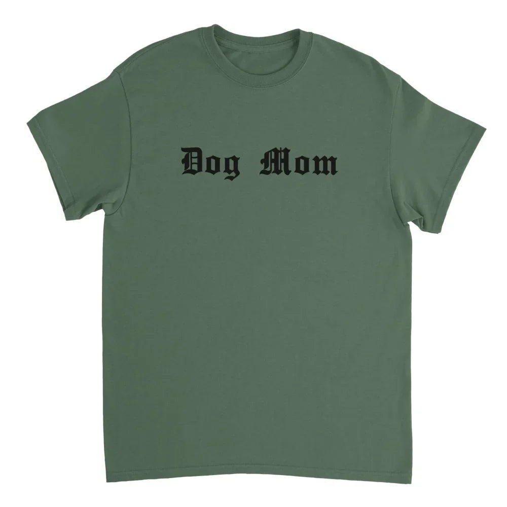 T-shirt vert avec ’Dog Mom’ imprimé en lettres noires de style gothique sur le devant.