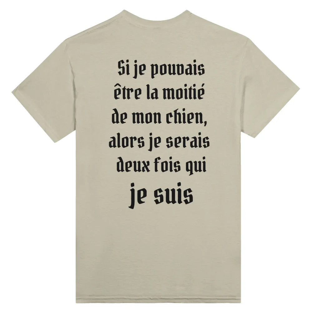 T-shirt beige avec texte en français imprimé au dos.