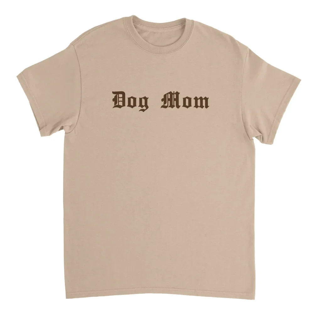 T-shirt beige avec ’Dog Mom’ imprimé en lettres marron de style gothique sur le devant.