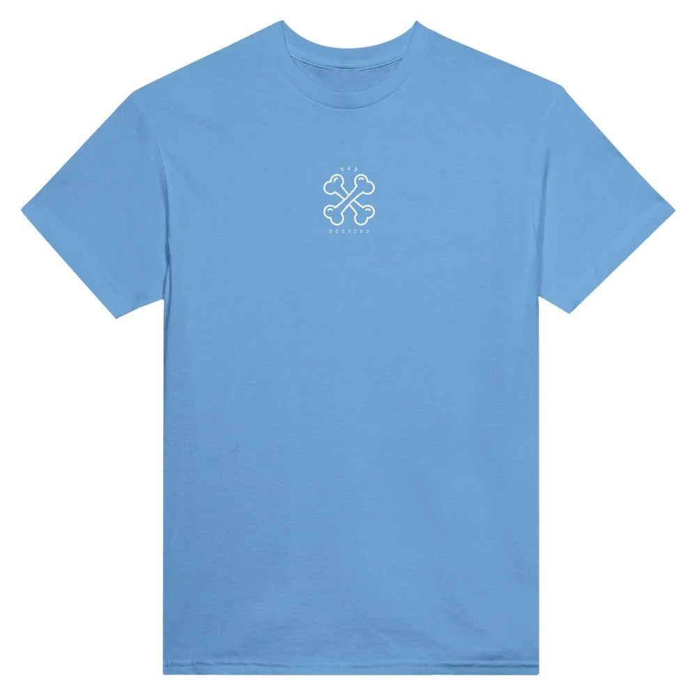 T-shirt bleu clair avec un petit trèfle blanc ou un motif à quatre feuilles sur la poitrine.