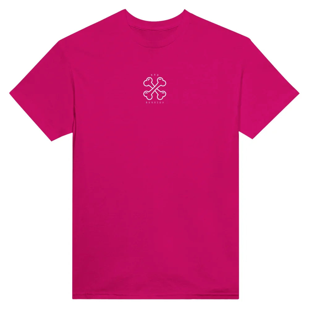 T-shirt rose vif avec un petit logo blanc en forme de trèfle sur la poitrine.