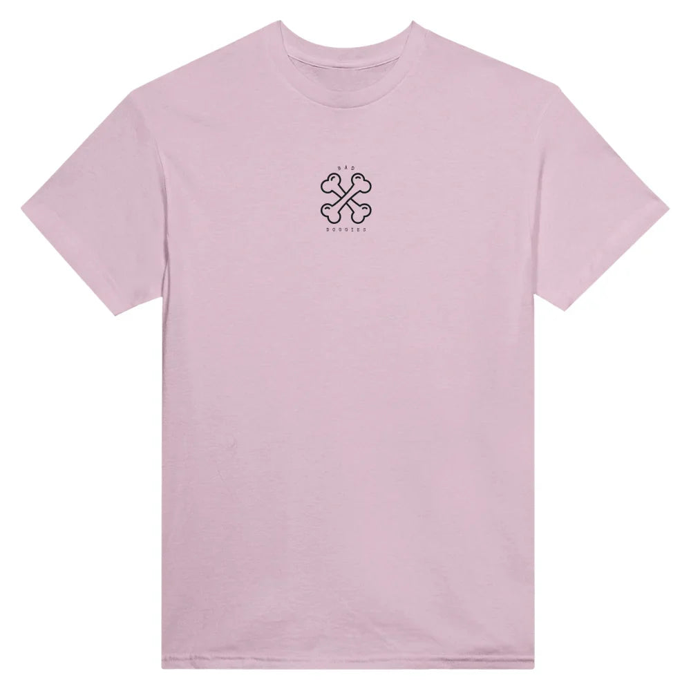 T-shirt rose clair avec un petit logo noir en forme de trèfle sur la poitrine.