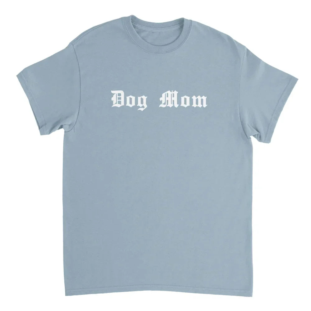 T-shirt bleu clair avec ’Dog Mom’ imprimé en lettres blanches de style gothique sur le devant.