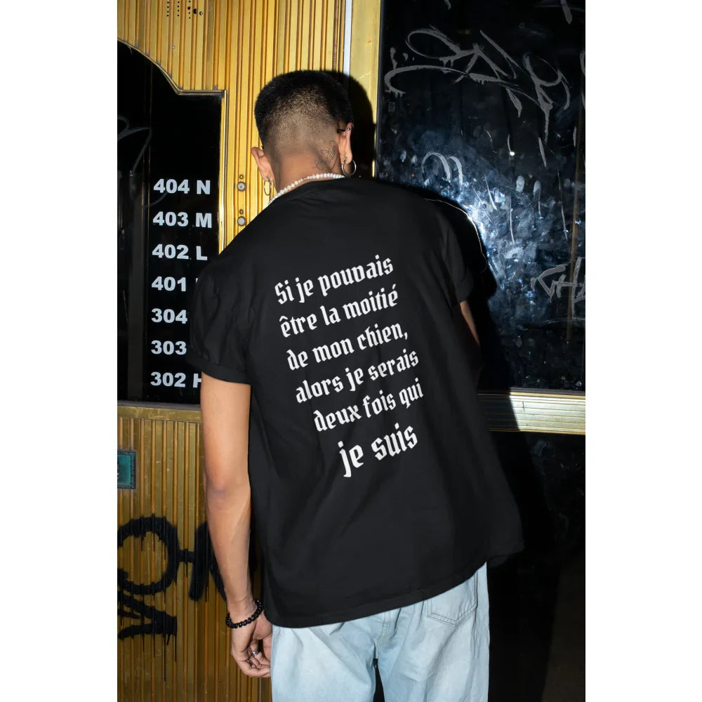 T-shirt noir avec texte en français imprimé au dos.