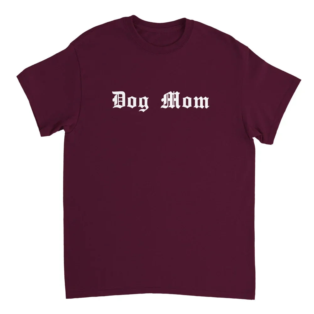 T-shirt marron avec ’Dog Mom’ imprimé en lettres gothiques blanches sur le devant.