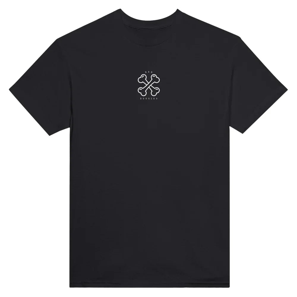 T-shirt noir avec un petit logo blanc en forme de trèfle sur la poitrine.