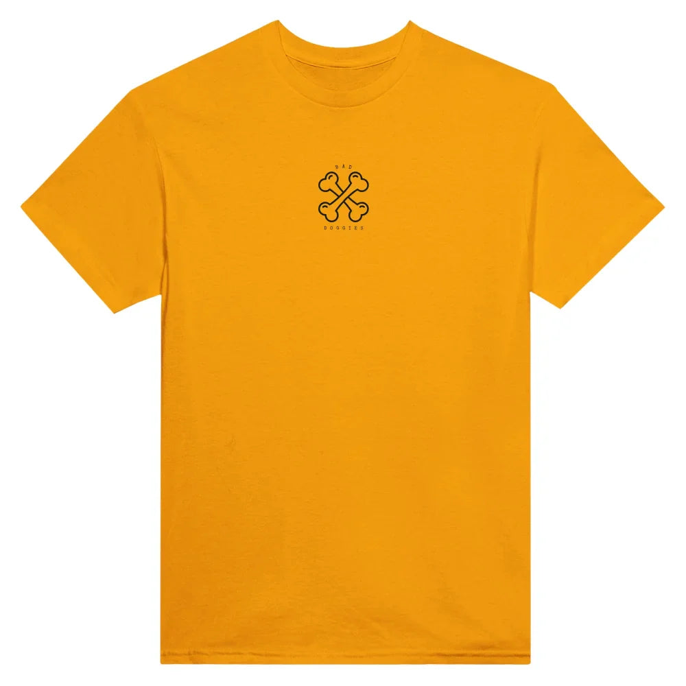 T-shirt jaune vif avec un petit logo de trèfle noir sur la poitrine.