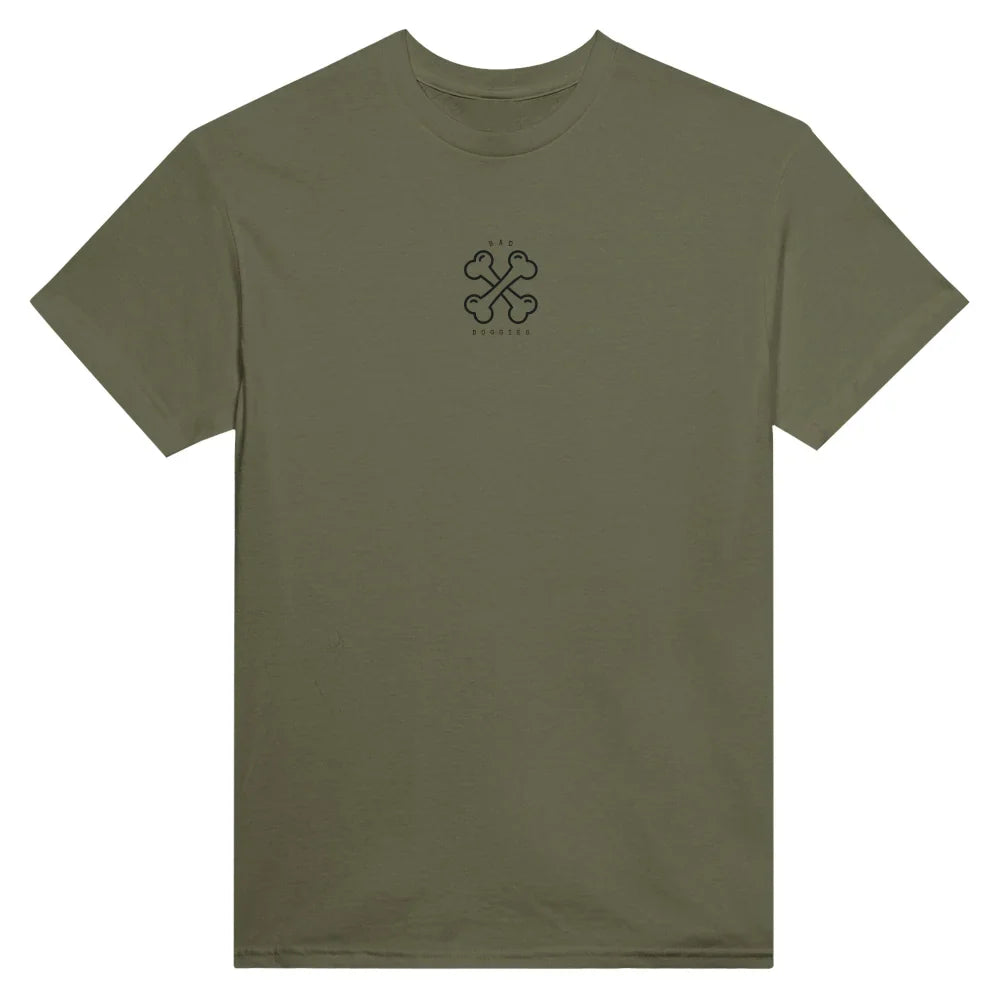 T-shirt vert olive avec un petit trèfle noir sur la poitrine.