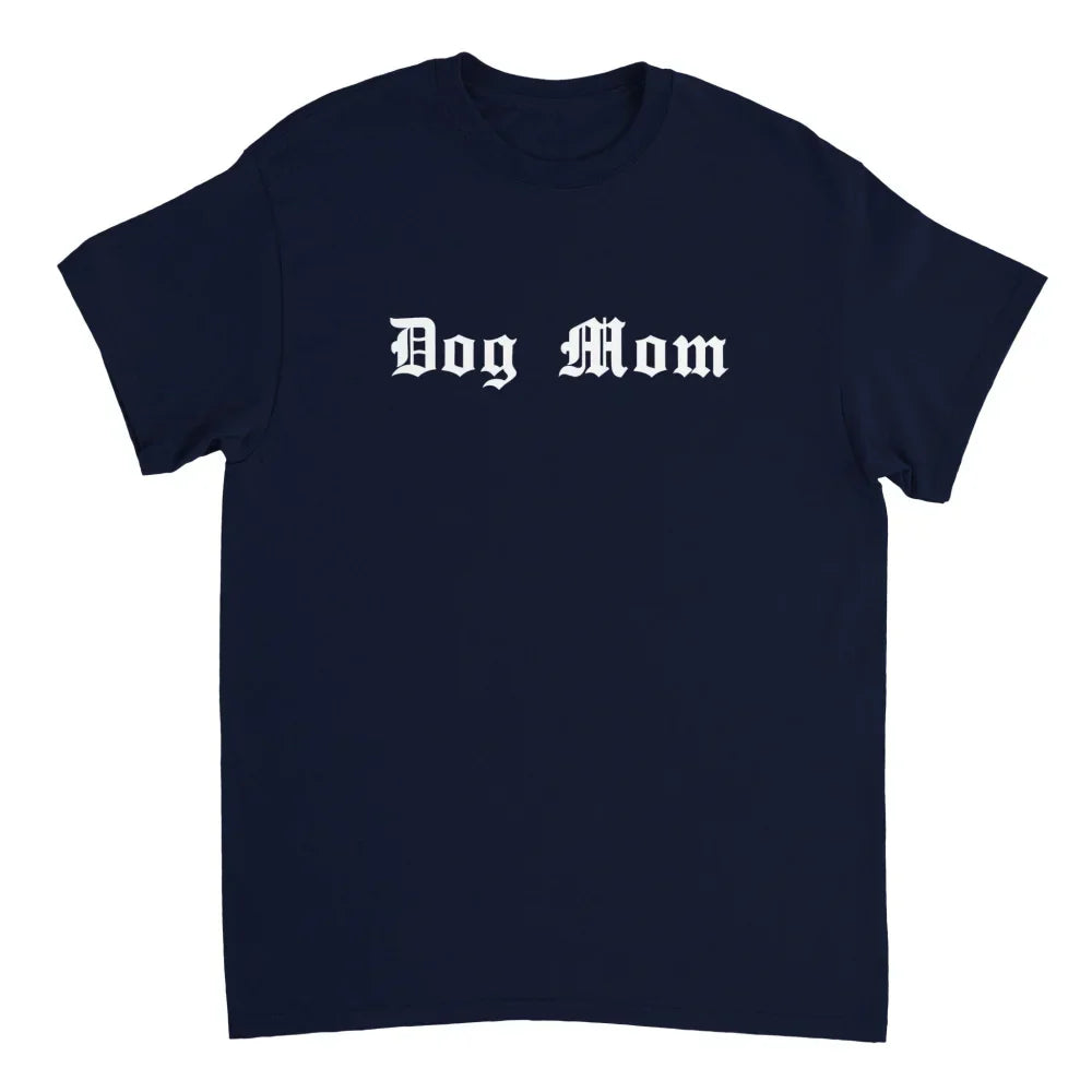 T-shirt bleu marine avec ’Dog Mom’ imprimé en lettres gothiques blanches sur le devant.