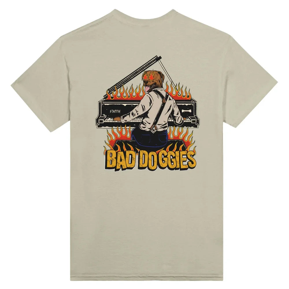 T-shirt beige avec un graphisme représentant un DJ entouré de flammes et le texte ’BAD DOGGIES’.