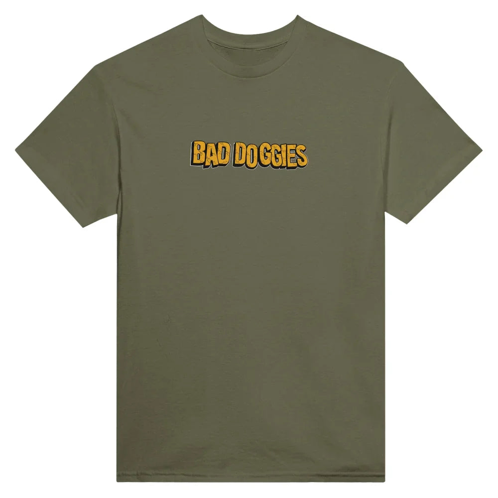 T-shirt vert olive avec ’BAD DOGGIES’ imprimé en jaune et orange sur le devant.